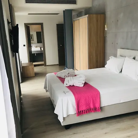 מלון Superior One Boutique 4*