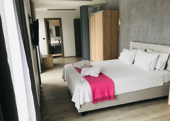 מלון Superior One Boutique 4*